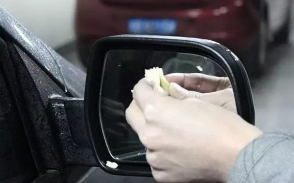 下雨天，玻璃和后视镜模糊怎么办？(图2)